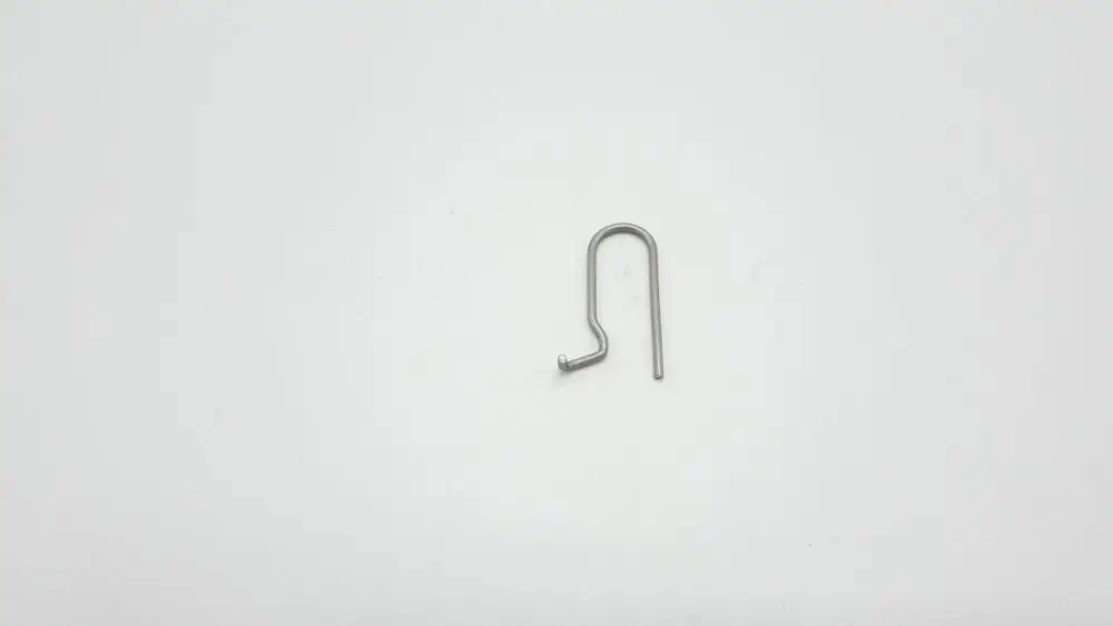 Drahtclip mit gebogener Form, verwendet in Heizsystemen, möglicherweise von der Marke Remeha, um Druckschalter im Heizkreis zu fixieren.
